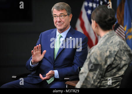 Minister für Verteidigung, dem Herrn Abgeordneten Asche Carter, beantwortet eine Frage von einem Mitglied des Publikum im Studio am Pentagon Briefing Room während einer Live' World Wide Truppe sprechen". Das einstündige Programm sowohl von Pentagon und Verteidigung Medien Tätigkeit Personal produziert erlaubt die Sekretärin Frage von Truppen beantwortet auf der ganzen Welt und auf See. (DoD Foto von Marvin Lynchard) 160921-D-FW 736-019 von DoD News Fotos Stockfoto