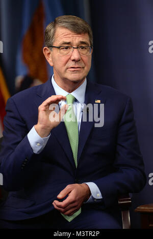 Minister für Verteidigung, dem Herrn Abgeordneten Asche Carter, beantwortet eine Frage von einem Mitglied des Publikum im Studio am Pentagon Briefing Room während einer Live' World Wide Truppe sprechen". Das einstündige Programm sowohl von Pentagon und Verteidigung Medien Tätigkeit Personal produziert erlaubt die Sekretärin Frage von Truppen beantwortet auf der ganzen Welt und auf See. (DoD Foto von Marvin Lynchard) 160921-D-FW 736-032 von DoD News Fotos Stockfoto