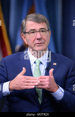 Minister für Verteidigung, dem Herrn Abgeordneten Asche Carter, beantwortet eine Frage von einem Mitglied des Publikum im Studio am Pentagon Briefing Room während einer Live' World Wide Truppe sprechen". Das einstündige Programm sowohl von Pentagon und Verteidigung Medien Tätigkeit Personal produziert erlaubt die Sekretärin Frage von Truppen beantwortet auf der ganzen Welt und auf See. (DoD Foto von Marvin Lynchard) 160921-D-FW 736-033 von DoD News Fotos Stockfoto