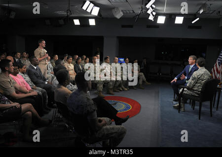 Minister für Verteidigung, dem Herrn Abgeordneten Asche Carter, beantwortet eine Frage von einem Mitglied des Publikum im Studio am Pentagon Briefing Room während einer Live' World Wide Truppe sprechen". Das einstündige Programm sowohl von Pentagon und Verteidigung Medien Tätigkeit Personal produziert erlaubt die Sekretärin Frage von Truppen beantwortet auf der ganzen Welt und auf See. (DoD Foto von Marvin Lynchard) 160921-D-FW 736-017 von DoD News Fotos Stockfoto