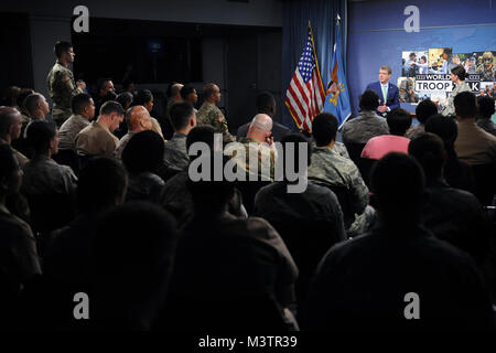 Minister für Verteidigung, dem Herrn Abgeordneten Asche Carter, beantwortet eine Frage von einem Mitglied des Publikum im Studio am Pentagon Briefing Room während einer Live' World Wide Truppe sprechen". Das einstündige Programm sowohl von Pentagon und Verteidigung Medien Tätigkeit Personal produziert erlaubt die Sekretärin Frage von Truppen beantwortet auf der ganzen Welt und auf See. (DoD Foto von Marvin Lynchard) 160921-D-FW 736-030 von DoD News Fotos Stockfoto