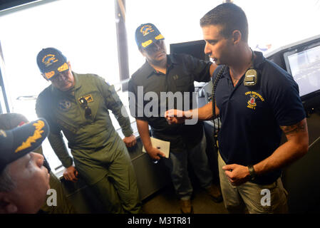 Golf von Panama (Sept. 24, 2016) - usns Speerspitze (T-EPF 1) Erster Offizier Adam Steiler gibt einen Rundgang durch das Schiff zu Belsio González Generaldirektor Servicio Nacional Aeronaval, Alexis bethancourt Yau, Panama Minister für Sicherheit und andere Gäste während der UNITAS 2016. UNITAS ist eine jährliche multi-nationale Bewegung, die auf die Stärkung unserer bestehenden regionalen Partnerschaften konzentriert und ermutigt zur Gründung neuer Beziehungen durch den Austausch von maritimen Mission - fokussiertes Wissen und Know-how in der gesamten Übung. (U.S. Marine Foto von Mass Communication Specialist 1. Klasse Jakob Sippel/freigegeben) 16. Stockfoto