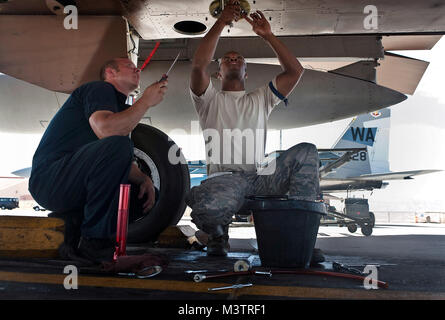 Senior Airman Brenden Hardeman, Links, und Tech. Sgt. Durrel Weldon Anbringen der Kabel mit sicheren Komponenten zu einer F-15 Eagle während der Red Flag 12-4 an der Nellis AFB. Mehr als 70 Flugzeuge flogen Ausbildung Einsätze zweimal am Tag für die Unterstützung der Übung. Hardeman ist ein Crew Chief mit dem 757Th Aircraft Maintenance Squadron, und Weldon ist ein 757Th AMXS Disponenten. (U.S. Air Force Foto/Staff Sgt. Christopher Hubenthal) RedFlag004 von AirmanMagazine Stockfoto