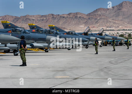 Die kolumbianische Luftwaffe F-21 Kfirs bereiten Sie sich auf eine Mission während der roten Flagge an der Nellis AFB. Die Columbia Air Force ist die Teilnahme an der ersten Red Flag. (U.S. Air Force Foto/William Coleman) RedFlag006 von AirmanMagazine Stockfoto