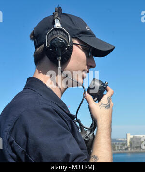 SAN DIEGO - (Okt. 2010) 10, 2016) Petty Officer 3rd Class Kyle Ax betreibt einen batterielosen Telefon auf dem Flugdeck der USS Nimitz (CVN 68) wie Nimitz (CVN 68) zieht in Naval Station North Island. Der Nimitz erfolgreich abgeschlossen Sechs - Tag Meer Studien offiziell Markierung der Abschluss eines 20-monatigen Erweiterte, inkrementelle Verfügbarkeit. Das Schiff wird nun eine Ausbildung und Qualifizierung Zyklus in der Vorbereitung für eine bevorstehende 2017 Bereitstellung zu beginnen. (U.S. Marine Foto von David Seaman Claypool/Freigegeben)161010-N-XU 691-064 durch die USS NIMITZ (CVN 68) Stockfoto