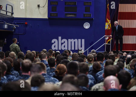 161021-N-OO 032-118 Bremerton, Washington (Okt. 21, 2016) der Sekretär der Marine Ray Mabus antworten Fragen, die im Rahmen eines alle Hände Anruf am Marinestützpunkt Kitsap-Bremerton. Bei seinem Besuch in der Marine die drittgrößte Flotte Konzentration, Mabus traf auch mit mehr als 100 Bund, Länder und Gemeinden gewählt und bürgerliche Führer bei einem Empfang in Bremerton, um ihnen zu danken für ihre anhaltende Marine unterstützen. (U.S. Marine Foto von Petty Officer 1st Class Cory Asato/Freigegeben) 161021-N-OO 032-118 von Naval Base Kitsap (NBK) Stockfoto