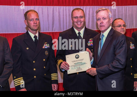 161021-N-SH 284-028 Bremerton, Washington (Okt. 21, 2016) der Sekretär der Navy (Secnav) Ray Mabus präsentiert Kapitän Alan Schrader, die Naval Base Kitsap, mit den 2016 SECNAV Energie und Wasser management award während alles - Hände Anruf am Marinestützpunkt Kitsap-Bremerton. Die Auszeichnung wurde im Auftrag der Marinestützpunkt Kitsap akzeptiert. Bei seinem Besuch in der Marine die drittgrößte Flotte Konzentration, Mabus traf auch mit mehr als 100 Bund, Länder und Gemeinden gewählt und bürgerliche Führer bei einem Empfang in Bremerton, um ihnen zu danken für ihre anhaltende Marine unterstützen. (U.S. Marine Foto von Petty Officer 2. Klasse Va Stockfoto