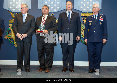 Frank Kendall, Staatssekretär der Verteidigung für Erwerb, Links, präsentiert Andrew Yee des US Special Operations Command mit einem Defense Acquisition Mitarbeiter individuelle Auszeichnung für Requirements Management bei einem Festakt in das Pentagon in Arlington, Virginia. Dez. 8, 2016. Bei Ihnen stehen im Pentagon Halle der Helden der Bühne sind der stellvertretende Vorsitzende des Generalstabs. Gen. Paul J. Selva, rechts, und der Stellvertretende Verteidigungsminister Bob Arbeiten. (DoD Foto) 161208 - D-DB 155-001 von DoD News Fotos Stockfoto