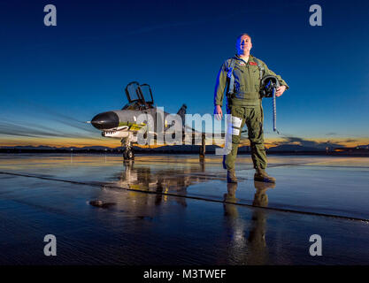 Der letzte aktive-duty Air Force Pilot die McDonnell Douglas F-4 Phantom II, Oberstleutnant Ron 'Elvis' König der 82nd Aerial Target Geschwader zu fliegen führte die endgültige militärische Flug der storied Flugzeuge Holloman AFB, N.M., Dez. 20, 2016. Die F-4 Phantom II der US Air Force bestand im Jahr 1963 und war die erste multi-rolle Flugzeug der USAF in den 60er und 70er Jahren. Die F-4 flog Bombenangriffe, Combat Air Patrol, fighter Escort, Aufklärung und die berühmten Wild Weasel Flugabwehrrakete Unterdrückung Missionen. Die letzte Variante der Phantom II war die QF-4 unmanned aerial Ziele f Stockfoto