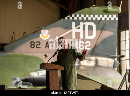 Der letzte aktive-duty Air Force Pilot die McDonnell Douglas F-4 Phantom II, Oberstleutnant Ron 'Elvis' König, Kommandant der 82nd Aerial Target Squadron Loslösung 1 zu fliegen, Macht bei einer Zeremonie in den Ruhestand, nachdem er die endgültige militärische Flug der storied Flugzeuge Holloman AFB, N.M., Dez. 21, 2016 geführt. Die F-4 Phantom II der US Air Force bestand im Jahr 1963 und war die erste multi-rolle Flugzeug der USAF in den 60er und 70er Jahren. Die F-4 flog Bombenangriffe, Combat Air Patrol, fighter Escort, Aufklärung und die berühmten Wild Weasel Flugabwehrrakete Unterdrückung Missionen. T Stockfoto