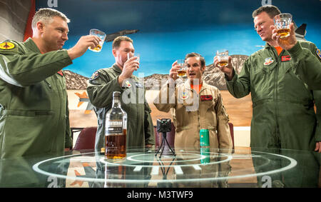 Der letzte aktive-duty Air Force Pilot die McDonnell Douglas F-4 Phantom II, Oberstleutnant Ron 'Elvis' König, der Kommandant der 82. Antenne Ziele Squadron Holloman AFB, Oberstleutnant Lance ÒBladeÓ Wilkins, der Kommandant der 82. Antenne Ziele Squadron Commander an Tyndall Air Force und ehemaliger QF-4-Pilot Eric 'Rock' Vold ein Glas bei einem Toast von zivilen QF-4e Pilot/Controller Oberstleutnant (Ret) Jim ÒWAMÓ Harkins angeboten zu fliegen nach der letzten militärischen Flug der storied Flugzeuge Holloman AFB, N.M., Dez. 21, 2016. Die F-4 Phantom II der US Air Force bestand im Jahr 1963 und war die p Stockfoto