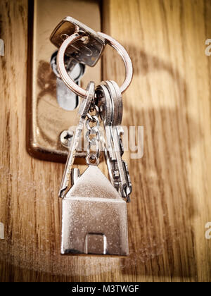 Detailansicht der Home Schlüssel im Türschloss. Stockfoto