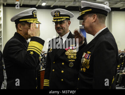 NAVAL BASE KITSAP - Bremerton, Washington (Jan. 12, 2017) - Kapitän Kevin Lenox, rechts, begrüßt Vice Adm. Mike Schuster, Kommandeur der Naval Air Forces, als Kapitän John Ring Uhren, was bedeutet, dass die Annahme der Pflichten als Kommandierender Offizier der Flugzeugträger USS Nimitz (CVN 68) bei einem Befehl Zeremonie. Ring beaufsichtigte die größte Arbeitspaket in einem geplante schrittweise Verfügbarkeit außerhalb der trockenen ausgeführt-Dock, sowie einem beschleunigten inter-Implementierung Schulung Zyklus während seiner Tour von 2014 bis 2017. Lenox Nimitz wird durch den Vorstand der Überprüfung und Besichtigung (INSURV) und Composite beaufsichtigen Stockfoto