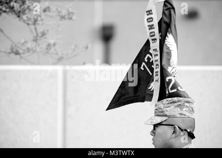 323 Training Squadron, Flug 552 der guidon Bearer, Flieger Calvin Kim, trägt der Flug guidon, hat den eindeutigen "Ehre Flug" Streamer. Jeder Aspekt der Leistung der Flug ist geprüft und bewertet und nur die besten werden als 'Ehre Flug" anerkannt. (U.S. Air Force Foto von Master Sgt. Jeffrey Allen) 140923-F-CP 197-910 durch AirmanMagazine Stockfoto