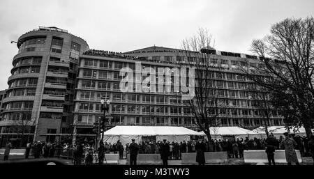 Die Zuschauer säumen die Straßen der 58 Präsidentschafts-einweihung in Washington, D.C., Jan. 20, 2017 zu beobachten. Mehr als 5.000 militärischen Mitgliedern aus über alle Niederlassungen der Streitkräfte der Vereinigten Staaten, einschließlich der Reserve und der National Guard Komponenten, sofern zeremoniellen Unterstützung und Verteidigung Unterstützung der zivilen Behörden bei der Eröffnungs-Periode. (DoD Foto von US Air Force Staff Sgt. Marianique Santos) 170120-D-NA 975-1637 durch AirmanMagazine Stockfoto