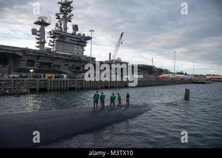 BREMERTON, Washington (Jan. 27, 2017) - die Los Angeles-Klasse schnell-Angriffs-U-Boot USS Olympia (SSN717) kommt beim Naval Base Kitsap-Bremerton für einen Namensvetter besuchen. Die Crew ist zu Besuch in Olympia zu Community Relations Projekte durchführen und eine Tour durch die Hauptstadt. (U.S. Marine Foto von Mass Communication Specialist 1. Klasse Amanda R. Grau/Freigegeben) 170127-N-UD 469-210 von Naval Base Kitsap (NBK) Stockfoto