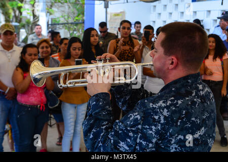 170203-N-YM 856-347 (Feb. 3, 2017) Puerto Barrios, Guatemala - Musiker 2. Klasse Carl Schulte, geboren in Detroit, um die US-Flotte Kräfte Band, Norfolk, Virginia zugeordnet, spielt Trompete während einer Leistung zur Unterstützung der Fortsetzung Versprechen 2017 betragt (CP-17) Besuch in Puerto Barrios, Guatemala. CP-17 ist ein US Southern Command - gefördert und U.S. Naval Forces Southern Command/USA Flotte - durchgeführt Einsatz zivil-militärische Operationen durchzuführen, einschließlich humanitärer Hilfe, Ausbildung Engagements und medizinische, zahnmedizinische und veterinärmedizinische Unterstützung in einer Bemühung, US-Unterstützung und Engagement zu zeigen Stockfoto