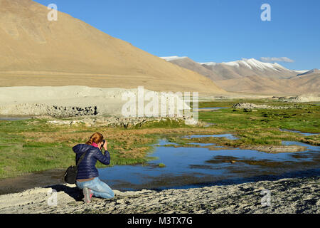 Fotografieren touristische die Tso Kar See im Karakorum, Leh, Indien. Diese Region ist ein Zweck der Motorrad Expeditionen von Indianern organisierten Stockfoto