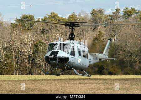 170215-N-PO 203-510 BEALETON, Virginia (Feb. 15, 2017) Ein UH-1 Huey, ausgerüstet mit einem Büro von Naval Research - finanzierte Autonome Antenne Cargo/Utility System (AACUS) Sensor Suite kommt für eine Landung, während integrierte Flugerprobung im Flying Circus Flugplatz entfernt in Bealeton, Va. Die AACUS Programm ist die Entwicklung eines innovativen Funktion, wenn in bestehenden Rotary installiert Flugzeugen ermöglicht Autonomes Fliegen, Ausweichmanövern, Ansätze, Landungen und Starts von und zu unvorbereitet Landestellen. (U.S. Marine Foto von John F. Williams/Freigegeben) 170215-N-PO 203-510 durch Foto Kurator Stockfoto