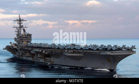 170218-N-KB 401-022 MITTELMEER (Feb. 18, 2017) dem Flugzeugträger USS George H.W. Bush (CVN 77) Patrouillen im Mittelmeer. Die George H.W. Bush Carrier Strike Group ist die Durchführung von naval Operations in den USA 6 Flotte Bereich der Maßnahmen zur Unterstützung der US-amerikanischen nationalen Sicherheitsinteressen. (U.S. Marine Foto von Mass Communication Specialist 3. Klasse Michael B. Zingaro / Freigegeben) 170218-N-KB 401-022 durch Foto Kurator Stockfoto