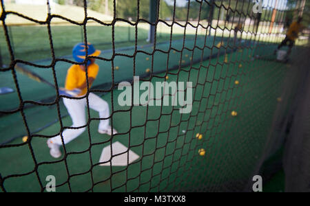 Jared Mendiola schwingt an einer Steigung während der schlagenden Praxis vor Beginn der zweiten Europas Spiel. (U.S. Air Force Foto/Senior Airman Andrew Lee) 003 LLWS durch AirmanMagazine Stockfoto