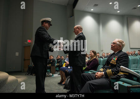 KEYPORT, Washington (Feb. 27, 2017) Chef des Bootes, Senior Chief Sonar Techniker Neal Bederson, zu den Los Angeles-Klasse schnell-Angriffs-U-Boot USS Albuquerque (SSN706), präsentiert Kapitän Richard Hartman (Ret.), Albuquerque's ersten kommandierenden Offizier, mit der Stern des Bootes während der Stilllegung Zeremonie an Keyport Undersea Museum statt. 21. Mai 1983 beauftragt, Albuquerque bereitgestellt 21 mal, in 18 großen internationalen Seemanöver teilgenommen, und Durchgeführt 1075 erfolgreiche Tauchgänge während 33 Jahren die Boote". (U.S. Marine Foto von Mass Communication Specialist 1 Clas Stockfoto