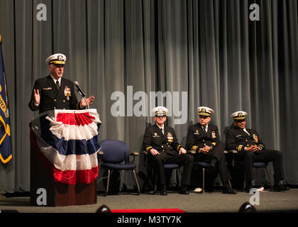 KEYPORT, Washington (Feb. 27, 2017) der hinteren Adm. John Tammen, Commander, U-Boot Gruppe 9, liefert Erläuterungen während der Stilllegung Zeremonie für die Los Angeles-Klasse schnell-Angriffs-U-Boot USS Albuquerque (SSN706) am Keyport Undersea Museum statt. 21. Mai 1983 beauftragt, Albuquerque bereitgestellt 21 mal, in 18 großen internationalen Seemanöver teilgenommen, und Durchgeführt 1075 erfolgreiche Tauchgänge während 33 Jahren die Boote". (U.S. Marine Foto von Mass Communication Specialist 1. Klasse Amanda R. Grau/Freigegeben) 170227-N-UD 469-065 von Naval Base Kitsap (NBK) Stockfoto