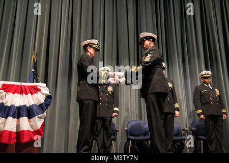 KEYPORT, Washington (Feb. 27, 2017) Cmdr. Donald Tenney, Links, kommandierender Offizier der Los Angeles-Klasse schnell-Angriffs-U-Boot USS Albuquerque (SSN706) ist mit Albuquerques Inbetriebnahme Wimpel vom Chef der Boot, Senior Chief Sonar Techniker Neal Bederson präsentiert, während einer Stilllegung Zeremonie an Keyport Undersea Museum statt. Albuquerque wurde am 21. Mai in Betrieb genommen, 1983 bei Naval Base New London in Groton, Connecticut. (U.S. Marine Foto von Mass Communication Specialist 1. Klasse Amanda R. Grau/Freigegeben) 170227-N-UD 469-096 von Naval Base Kitsap (NBK) Stockfoto