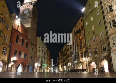 Perspektivischer Blick auf die freien Straßen der Altstadt, gefangen um Mitternacht in der österreichischen Stadt. Stockfoto