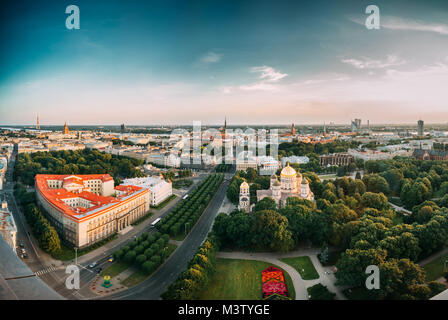 Riga, Lettland. Stadtbild. Blick von oben auf die Gebäude des Justizministeriums, Oberstes Gericht, das Kabinett im Sommer Abend. Luftaufnahme Stockfoto