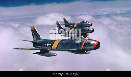 DescriptionU.S. Air Force Colonel Benjamin O. Davis Jr., Kommandant der 51 Jagdflugzeug Flügel, führt drei - North American F-86F Sabre Bildung während des Koreakrieges 1953 Schiff. Colonel Davis, ein Tuskegee Flieger, war einer der ersten afroamerikanischen Schwadronenkommandanten. Datum 1953 SourceUSAF website Foto 070727-F-2911 S-580 AuthorUSAF 070727-F-2911 S-580.jpg Durch AirmanMagazine Stockfoto