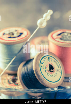 Sammlung von Vintage Sewing Threads im Glas Fach Stockfoto