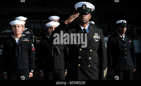 170311-N-ZB 097-0218 ATLANTIK (11. März 2017) Chief Logistikspezialisten Alton Clark macht ein Gruß während einer Bestattung auf See Zeremonie an Bord der Amphibisches Schiff USS Iwo Jima (LHD7). Das Schiff ist unterwegs eine Reihe von Qualifikationen und Zertifizierungen als Teil des grundlegenden Phase der Ausbildung in Vorbereitung auf die künftige Operationen und Bereitstellungen. (U.S. Marine Foto von Mass Communication Specialist 3. Klasse Jess E. Toner/Freigegeben) 170311-N-ZB 097-0218 durch Foto Kurator Stockfoto