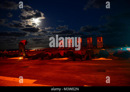 170311-N-DS 065-0264 ATLANTIK (11. März 2017) Segler auf die Amphibisches Schiff USS Iwo Jima (LHD7) fire M4A1 Karabiner während einer low-light Gun shoot Flight Deck des Schiffes zugeordnet. Iwo Jima ist unterwegs eine Reihe von Qualifikationen und Zertifizierungen als Teil des grundlegenden Phase der Ausbildung in Vorbereitung auf die künftige Operationen und Bereitstellungen. (U.S. Marine Foto von Mass Communication Specialist 3. Klasse Evan A. Denny/Freigegeben) 170311-N-DS 065-0264 durch Foto Kurator Stockfoto