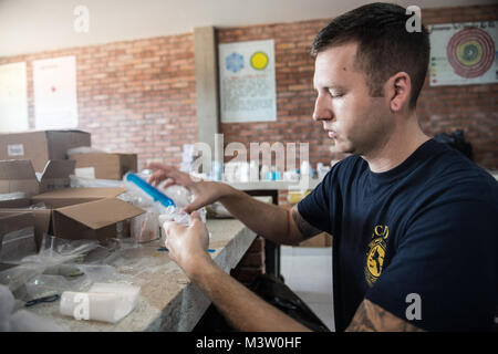 170322-N-WZ 792-014 MAYAPO, Kolumbien (22. März 2017) - Hospital Corpsman 2. Klasse Corey Shuler, ein Eingeborener von Madison, Wis., Naval Hospital Jacksonville, Fla., füllt Verordnungen für Host nation Patienten bei den fortgeführten Versprechen 2017 (CP-17) medizinische Website in Mayapo, Kolumbien. CP-17 ist ein US Southern Command - gefördert und U.S. Naval Forces Southern Command/USA Flotte - durchgeführt Einsatz zivil-militärische Operationen durchzuführen, einschließlich humanitärer Hilfe, Ausbildung, medizinische, zahnmedizinische und veterinärmedizinische Unterstützung in einer Bemühung, US-Unterstützung und Commitment zu zeigen Stockfoto