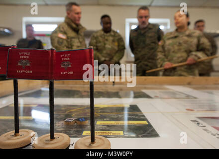 Grafenwöhr, Deutschland - Sehr geehrte Besucher aus Bundeswehr Operative medizinische Unterstützung Befehl und 21 Theater Support Command ein Briefing bei der US-Armee Europa Experten Bereich Medizinische Abzeichen Bewertung in Grafenwöhr, Deutschland erhalten am 24. März 2017. Etwa 215 Kandidaten aus der US-Armee und zehn europäischen Partner Nationen nahmen an diesem alle zwei Jahre stattfindenden Bewertung in den Hoffnungen des Erzielens der begehrten US-Armee EFMB. (U.S. Air Force Foto von TSgt Brian Kimball) 170324-F-QP 401-019 von DoD News Fotos Stockfoto