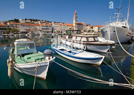 Alte hölzerne Fischerboote im Hafen von Rab auf der Insel Brac, Kroatien Stockfoto