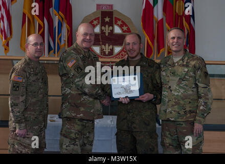 Grafenwöhr, Deutschland - Kapitän Christian Hofman (Mitte rechts), eine US-Armee Experte Bereich Medizinische Abzeichen (EFMB) Empfänger mit dem Deutschen Militär, erhält eine Bescheinigung über den Abschluss von U.S. Army Colonel Brian Almquist (Mitte links), Commander 212th Combat Support Hospital, während einer US-Army Europe EFMB Bewertung in Grafenwöhr, Deutschland am 30. März 2017. Etwa 215 Kandidaten aus der US-Armee und zehn europäischen Partner Nationen nahmen an diesem alle zwei Jahre stattfindenden Bewertung in den Hoffnungen des Erzielens der begehrten US-Armee EFMB aber nur 64 erhalten hat, während der diesjährigen Auswertung. (U.S. Air Force Foto Stockfoto