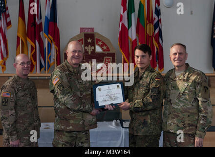 Grafenwöhr, Deutschland - Sergeant First Class Nguyen Marc-Thanh-Phong (Mitte rechts), eine US-Armee Experte Bereich Medizinische Abzeichen (EFMB) Empfänger mit dem Deutschen Militär, erhält eine Bescheinigung über den Abschluss von U.S. Army Colonel Brian Almquist (Mitte links), Commander 212th Combat Support Hospital, während einer US-Army Europe EFMB Bewertung in Grafenwöhr, Deutschland am 30. März 2017. Etwa 215 Kandidaten aus der US-Armee und zehn europäischen Partner Nationen nahmen an diesem alle zwei Jahre stattfindenden Bewertung in den Hoffnungen des Erzielens der begehrten US-Armee EFMB aber nur 64 erhalten hat, während der diesjährigen Auswertung. (U Stockfoto