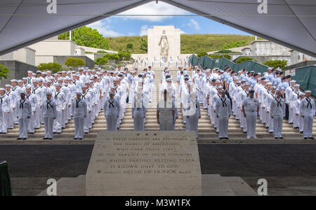 170407-N-YW 024-008 HONOLULU (7. April 2017) Service Mitglieder von Pearl Harbor und Oahu für ein Begräbnis zu reinter Marine Seemann 1. Klasse Murry R. Cargile in der Nationalen Gedenkstätte Friedhof der Pazifik, Honolulu vorbereiten. Cargile wurde in der Tätigkeit getötet, Dez. 7, 1941, während an Bord der USS Oklahoma. (U.S. Marine Foto von Mass Communication Specialist 2. Klasse Katarzyna Kobiljak/Freigegeben) 170407-N-YW 024-008 durch Foto Kurator Stockfoto