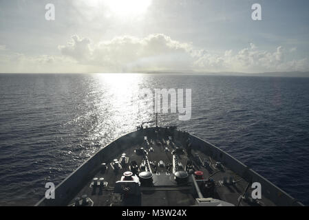 170420-N-BT 947-006 APRA HARBOR, GUAM (20. April 2017) Die amphibious Transport dock Schiff USS Somerset LPD (25) in Richtung Guam für eine geplante Liberty Port besuchen. Somerset, mit der begonnen 11 Marine Expeditionary Unit (11 MEU), ist die in der Indo-Asia-pazifischen Region amphibische Fähigkeit mit regionalen Partnern zu verbessern und als gebrauchsfertige Response Force für jede Art der Kontingenz zu dienen. (U.S. Marine Foto von Mass Communication Specialist 2. Klasse Jakob I. Allison/Freigegeben) 170420-N-BT 947-006 durch Foto Kurator Stockfoto