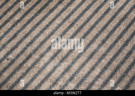 Schräge streifen Schatten auf Beton Stockfoto