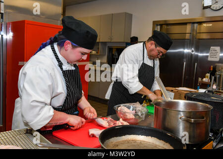 170506-N-EG 099-067 Bremerton, Washington (6. Mai 2017) Der ehemalige Aviation Bootsmann Mate (Handling) Kylie Fierro, von Maud, Oklahoma, die Olympischen College Veteran Team zugewiesen, Schnitte ente Vierteln, während der 25. jährlichen Streitkräfte Culinary Arts Wettbewerb. Kulinarische Spezialisten aus allen Bereichen des US-Militärs kamen zusammen, um den Titel des Iron Chef zu konkurrieren. (U.S. Marine Foto von Mass Communication Specialist 3. Klasse Charles D. Gaddis IV/Freigegeben) 170506-N-EG 099-067 von Naval Base Kitsap (NBK) Stockfoto