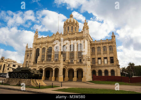 Havanna, Kuba - Dezember 10, 2017: Palast der Revolution Museum in Havanna mit einem Tank Stockfoto