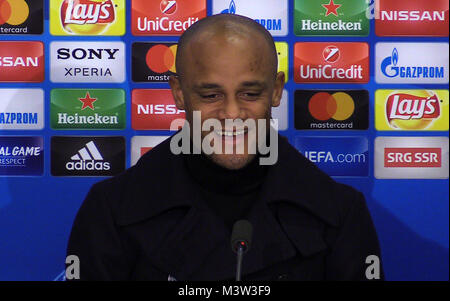 Bildschirm digitalisiertes Bild von PA Video der Manchester City Vincent Kompany während der Pressekonferenz im St. Jakob-Park, Basel übernommen. Stockfoto