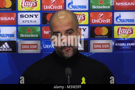 Bildschirm digitalisiertes Bild von PA Video von Manchester City Manager Pep Guardiola während der Pressekonferenz im St. Jakob-Park, Basel übernommen. Stockfoto