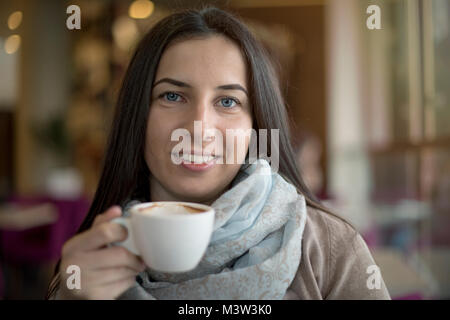 Schöne Frau ist Genuss einer Tasse Kaffee im Cafe Stockfoto