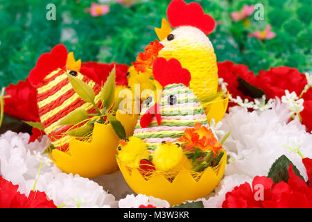 Ostern-Einstellung mit Hennen, Hühner und Eiern auf Blumen Nest. Stockfoto