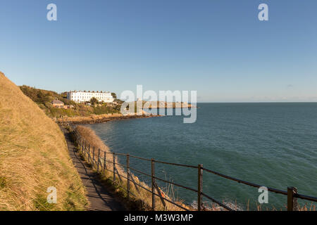 Pfad zu Hawk Cliff, Vico Road, Dalkey. Sorrento Terrasse (im Hintergrund) bietet einige der teuersten Häuser in Irland. Stockfoto