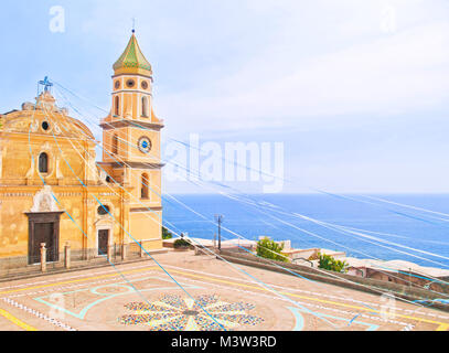 Schöne alte Kirche von San Gennaro mit bunten Bändern für Ostern mit Blick auf das Meer an einem sonnigen Tag in Praiano, Amalfi, Italien eingerichtet Stockfoto